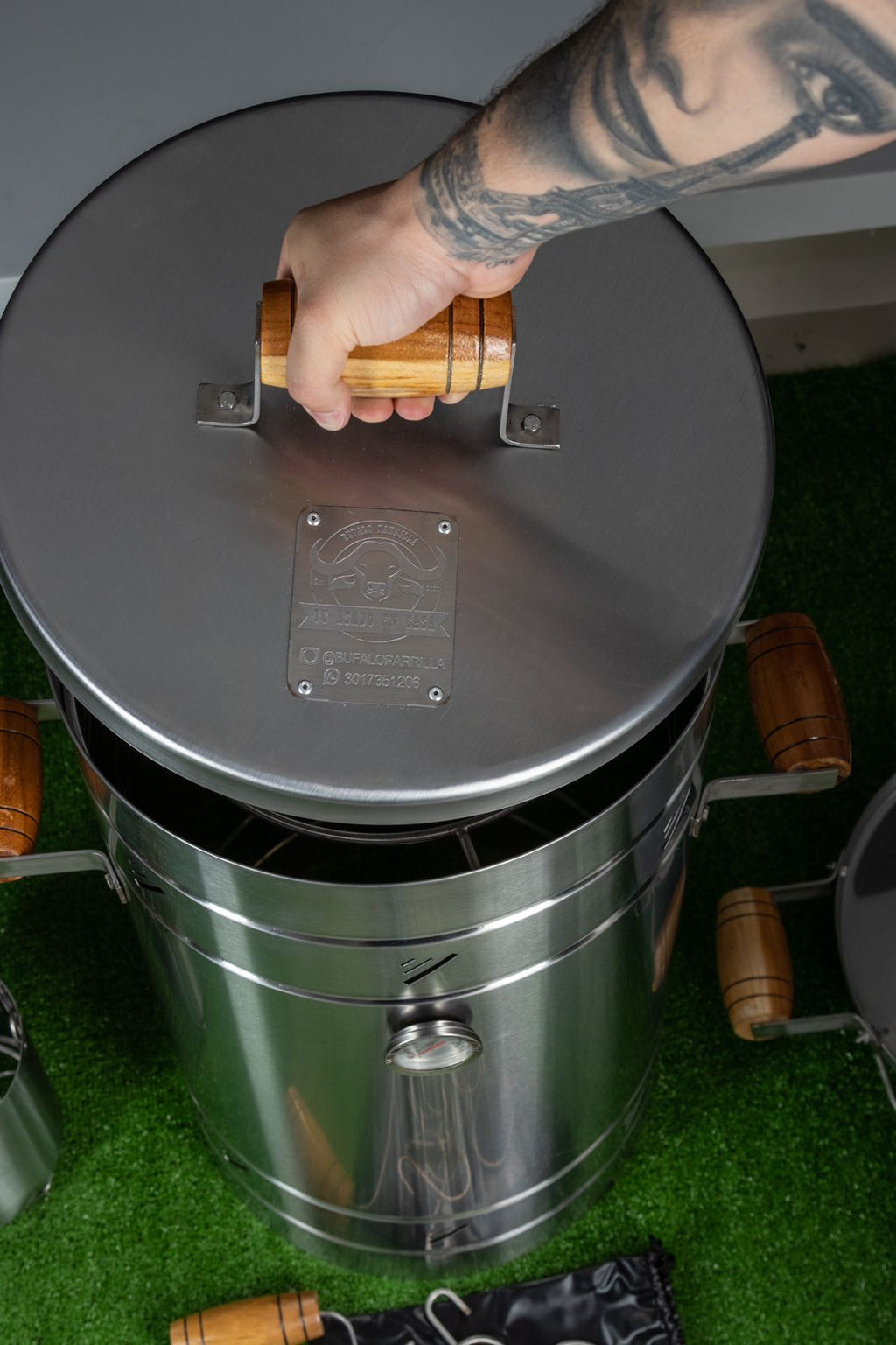Asador Barril Grande en Acero Inoxidable | 25-30 Libras, 90% Menos Humo